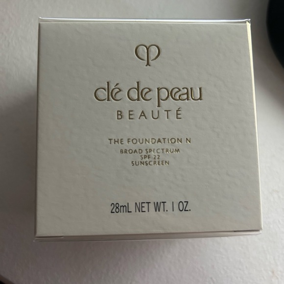 Clé de Peau Beauté $285 The Foundation Natural SPF 22 O10 Light Ocher - Picture 6 of 7